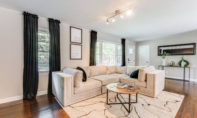 College Park Cabaña | Chic College Park Cottage ~ 2 Mi to Main Street!
