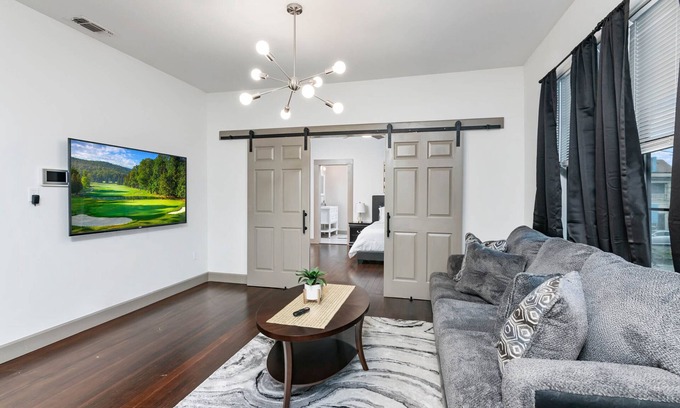 Tobin Hill Apartamento | Chic Comforts in Tobin