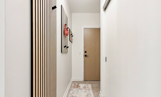 Islington - City Centre West Condominio | Chic Condo in Prime Location – Stylish Stay with Easy Access to Everything!