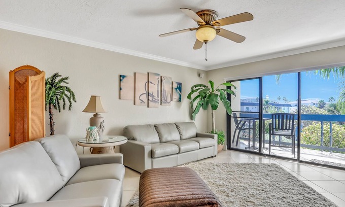 Capri Isle Condominio | Chic condo near St. Petersburg w/pool & waterway views - walk to beach