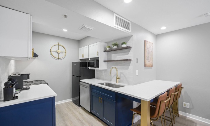 Garden Hills Apartamento | Chic Condo Retreat in Central Buckhead, Atlanta.