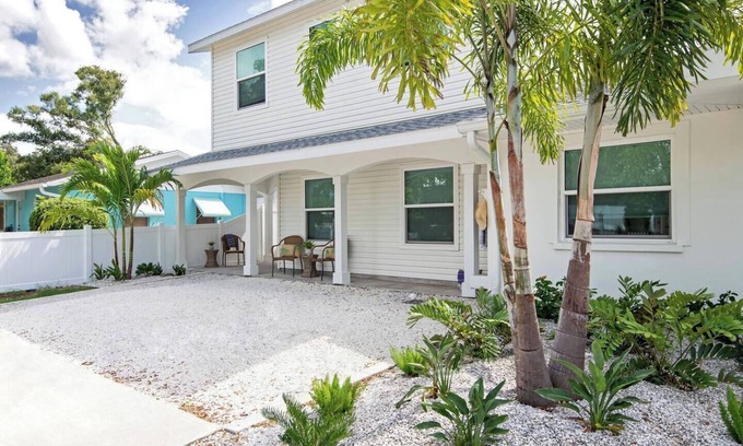 Downtown Dunedin Cabaña | Chic Cottage Walk to Downtown Dunedin & Waterfront Barefoot Parrot 3