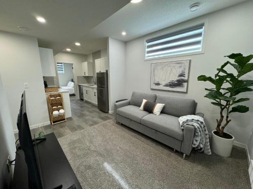 Northwest Calgary Apartamento | Chic & Cozy 2-BR Suite at Glacier Ridge NW Calgary