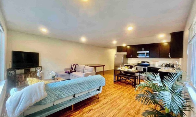 West Queen Anne Casa | Chic & Cozy 2BR/2BA in Queen Anne Comfortabl Stay