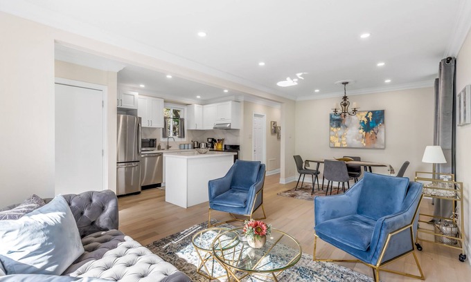 Humber Bay Casa | Chic & Cozy 3 BD/2 BA House w/Free Parking