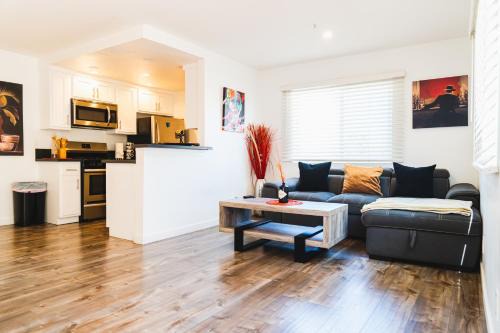 Wilshire Apartamento | Chic Cozy One Bedroom Close to Downtown LA With Gated Parking
