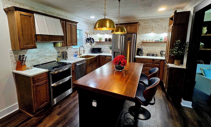 Gracewood Casa | Chic Designer Getaway; NO Carpet; Veteran-Owned