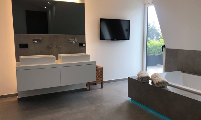 Obermenzing Apartamento | Chic DG Whg 2 rooms + wellness bath + roof terrace (special conditions for monthly rent)