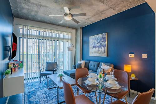 Evans Churchill Apartamento | Chic Downtown 2-Bedroom Pool Gym Parking