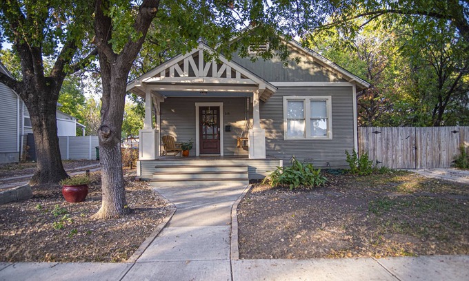 Southtown Cabaña | Chic Downtown Farmhouse With Garden and BBQ Grill
