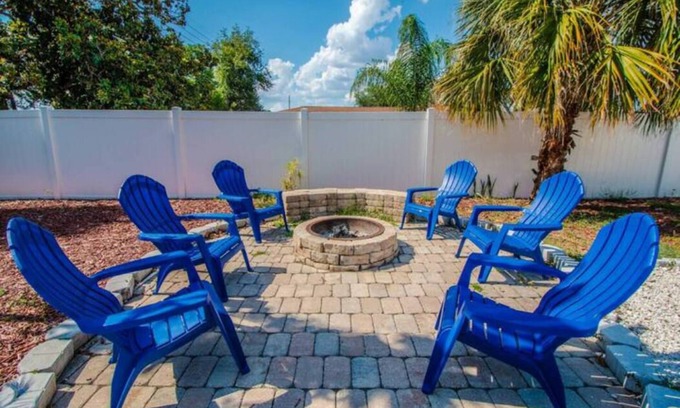 Dover Shores East Casa | Heart of Downtown Studio Pool Pet Friendly