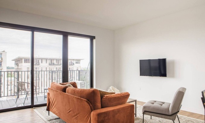 Yankee Hill Apartamento | Chic East Side 1BR Apt with Balcony, Pool, and Gym