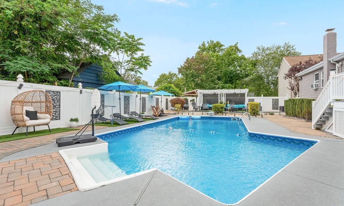 Neptune City Casa | Chic & Elegant Retreat With Pool And FREE Parking Sleeps 16 Guests