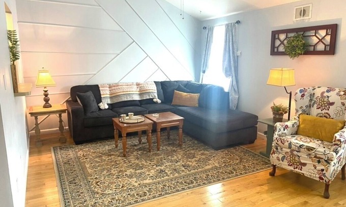 Powell Apartamento | Chic en suite 2 bedroom corporate apartment in N. Knox/Powell with WiFi, AC