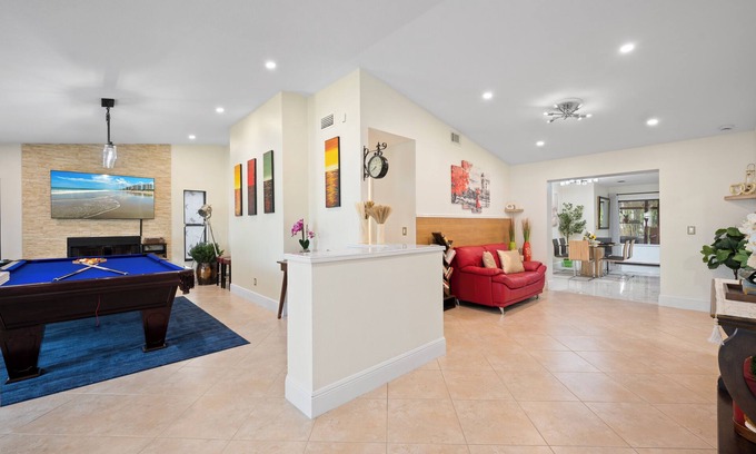 Port Saint Lucie Casa | Chic Family Friendly 4 Bedroom Home with Hot Tub+Pool Table+Game Room+WiFi