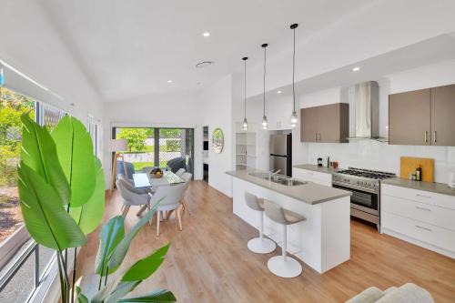 Scarborough Casa | Chic Family Friendly 4BR Retreat Near Redcliffe