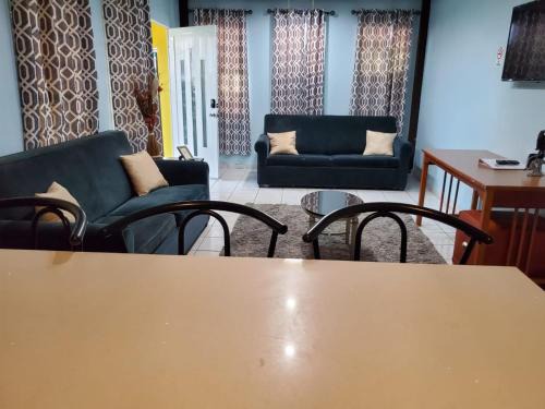 Palmas Apartamento | CHIC Family-friendly home sleeps up to 12 People, Right Unit