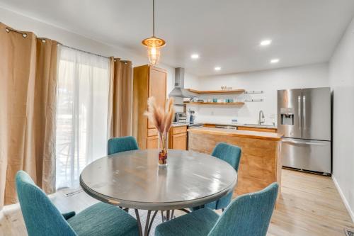 Eureka Springs Casa | Chic Farmhouse, 3Mi to Lake-Pet Friendly and Golfing