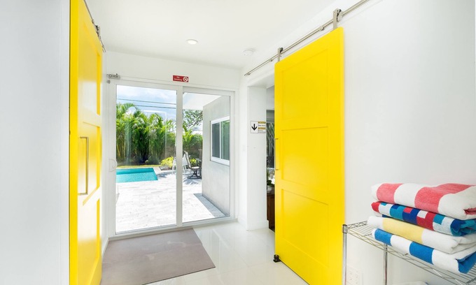 Wilton Manors Casa | Fort Lauderdale renovado Wilton Manors a mediados de siglo moderno con piscina privada.