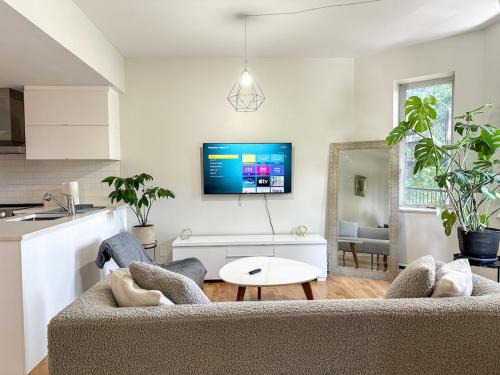 Cote-Des-Neiges—Notre-Dame-De-Grace Apartamento | Chic & Fully Furnished 2-Bedroom Apartment in Prestigious Westmount