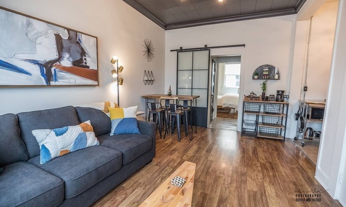 Downtown Apartamento | Chic Getaway Downtown Hub Luxe Linens Near Transit