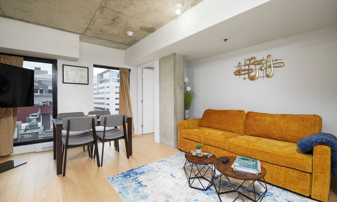 Quartier des Spectacles Casa | Chic Hideaway - Downtown Hotspot