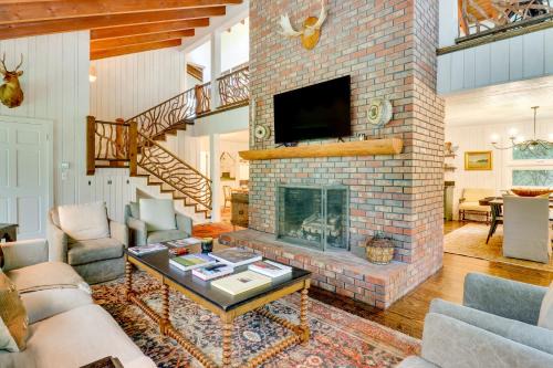 Highlands Casa | Chic Highlands Cabin Retreat with Deck and Office!