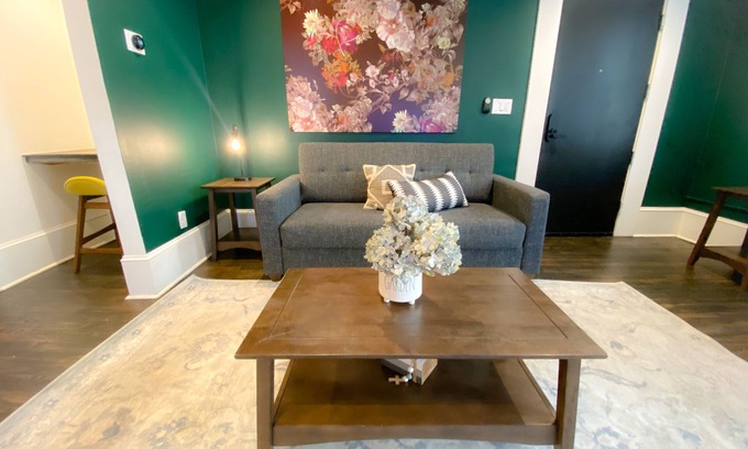 SoNo Apartamento | Chic Historic Midtown Apartment