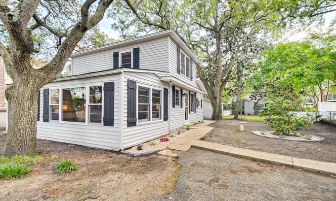 Myrtle Beach Casa | Chic Historic Myrtle Beach Cottage Steps to Beach