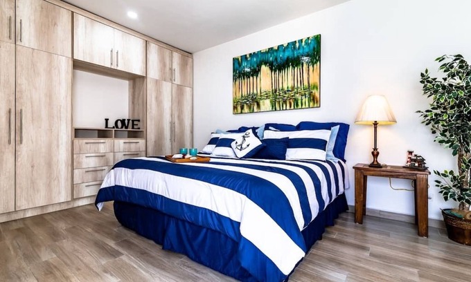 La Joya Casa | Chic Home, Security, King Bed, Wheelchair Access, WiFi, Hot tub