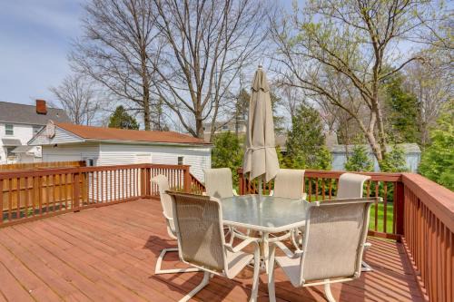 Avon Lake Casa | Chic Home with Deck, Walk to Lake Erie!