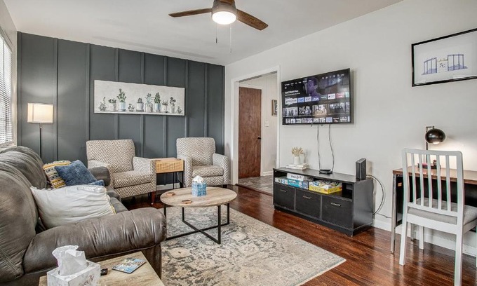 Independence Casa | Chic Home with Huge Grassy Yard 7 mins to Arrowhead Stadium