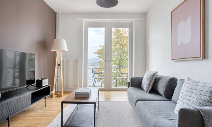 Horgen District Apartamento | Chic Horgen 2BR w/ Storage Room & Lake View, nr Market, by Blueground