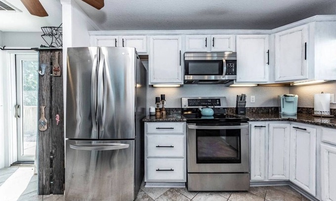 Clear Lake Shores Casa | Chic Kemah Retreat - Pet Friendly!