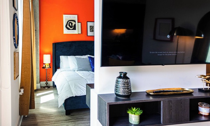 Channel District Apartamento | Chic King Balcony Studio in Channelside with Pool and FREE Parking