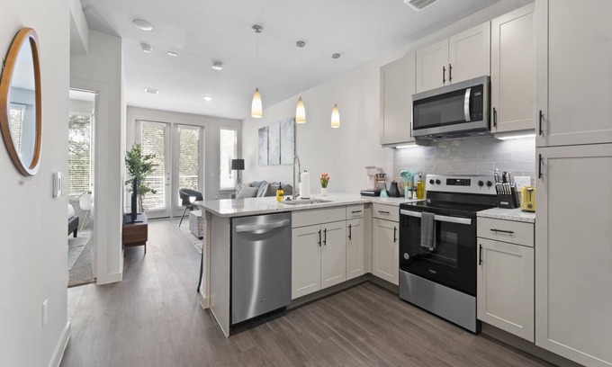 Windsor Park Apartamento | Chic King Bed 1BR Suite 5 Min to DT