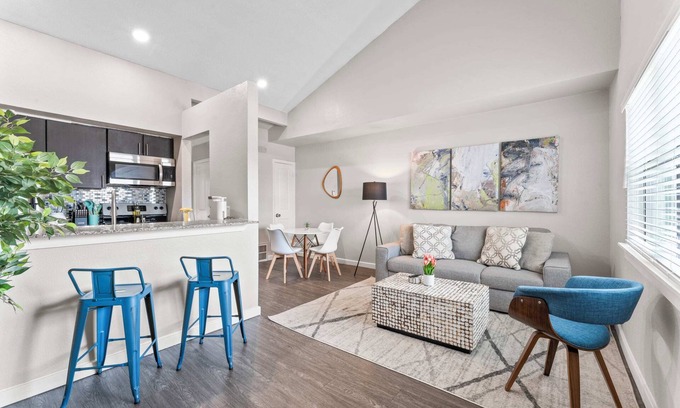Windsor Park Apartamento | Chic King Bed 1BR Suite, 5 Min to DT