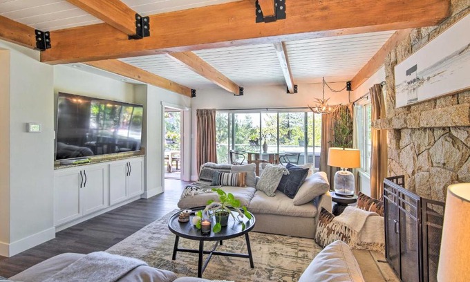 Cedar Glen Casa | Chic Lake House with Furnished Deck and Hot Tub!