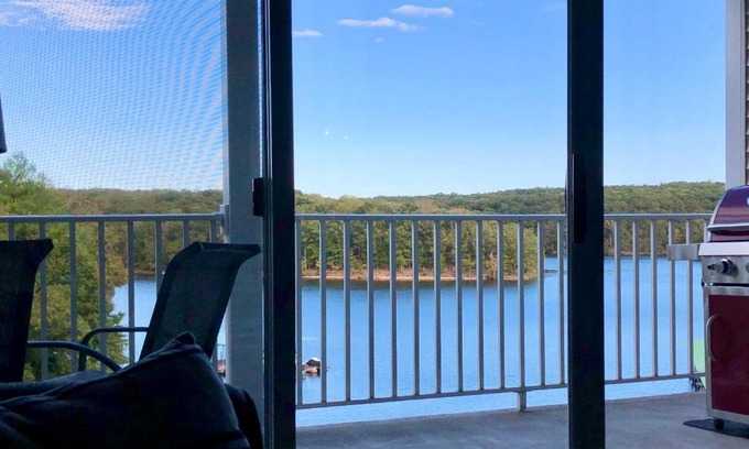 Osage Beach Apartamento | Chic Lakefront Condo with Lake and State Park Views!