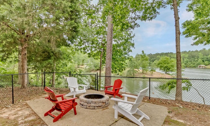 Northport Casa | Chic Lakeside Hideaway - Luxury Family Retreat