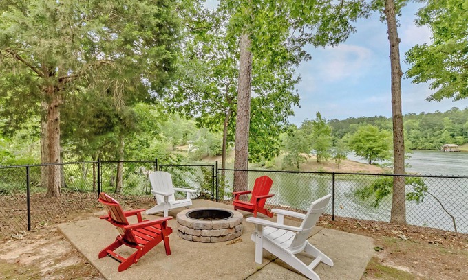 Northport Casa | Chic Lakeside Hideaway-Close to UA-5BR-Game Room