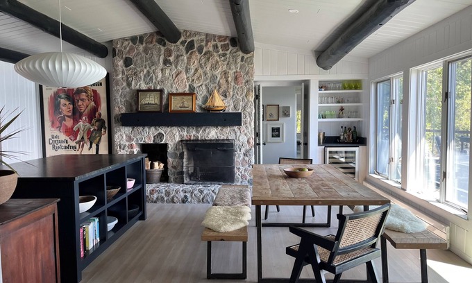 Northport Cabaña | Clásico, elegante casa de troncos, con un estilo elegante, actualizado con comodidades modernas.