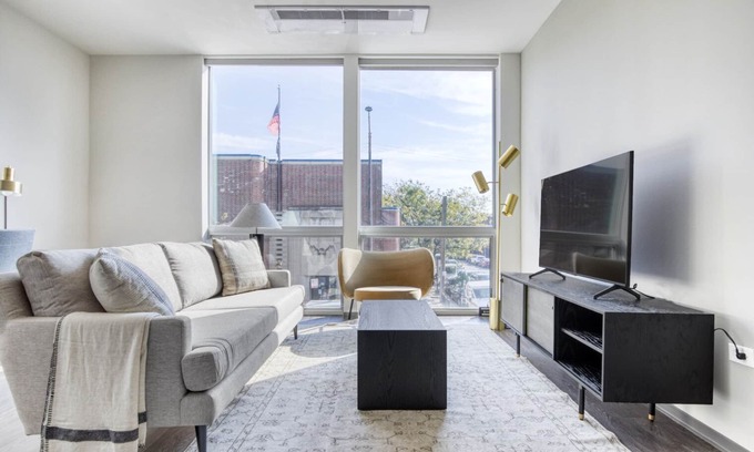 Logan Square Apartamento | Chic Logan Square Studio w/ Roof Deck & Gym, 1 block to L, by Blueground