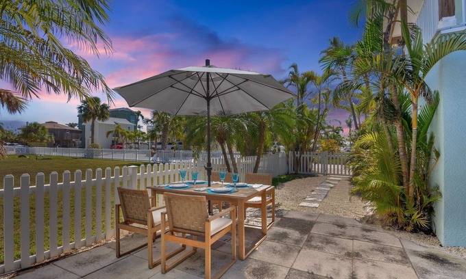 Longbeach Village Casa | Chic Longboat Key Retreat, Close to Beach and Dining!