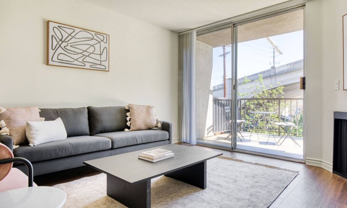 Los Feliz Apartamento | Chic Los Feliz 1BR w/ Pool, Gym & Lounge, near Observatory, by Blueground