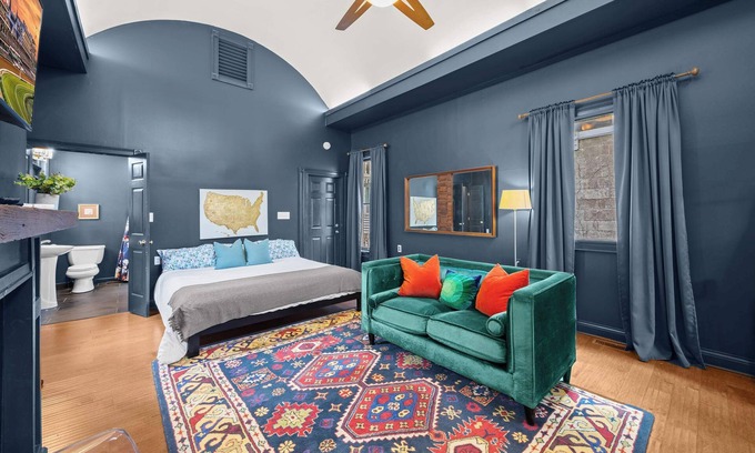 Cherokee Triangle Apartamento | Chic Lou Studio | Cozy King Bed + Prime Location!