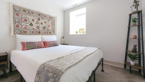 Whittier Apartamento | Chic Lower-Level Stay - Prime Walkable Locale