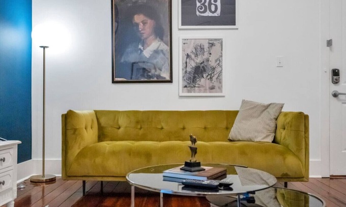 Faubourg Delachaise Apartamento | Chic Magazine St. Apt | King Bed, Balcony, Parking
