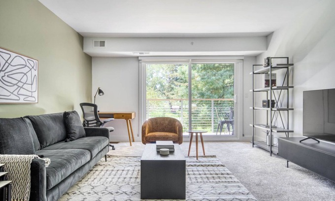 Sharon Heights Apartamento | Chic Menlo Park 2BR w/ Pool, W/D, Gym, near 82, 101, 280, by Blueground