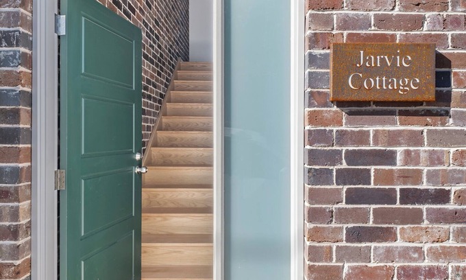 Petersham Casa | Chic Mezzanine Guest House with Modern Amenities